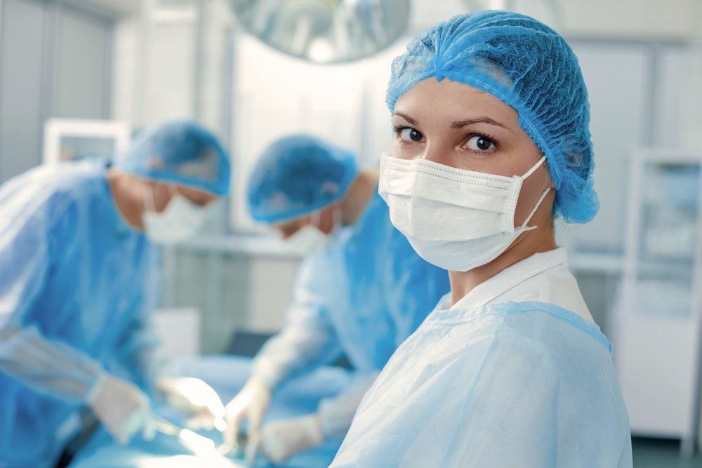 Equipo quirúrgico en sala de operaciones